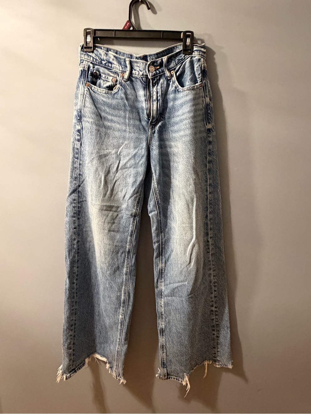 American Eagle Women’s Light Blue Raw-Hem Straight Jeans